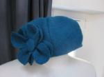 Chapeau AGATHE en laine bouillie bleu pétrole avec fleur - doublure de lin noir (2)