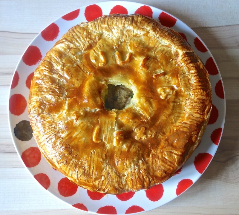 tourte au confit de canard, au foie gras, aux pommes de terre, aux cèpes, etc...