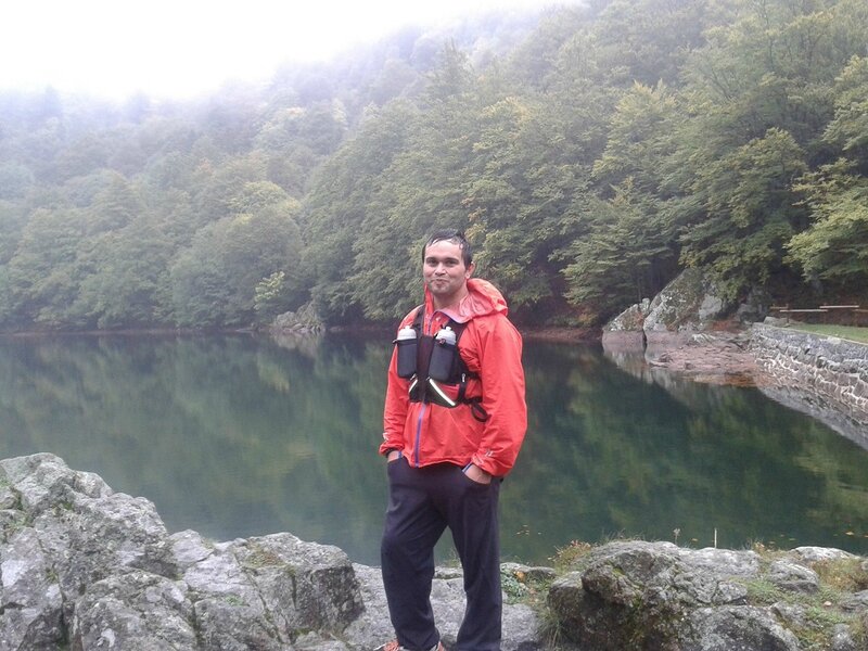 Ozan devant le lac des Perches