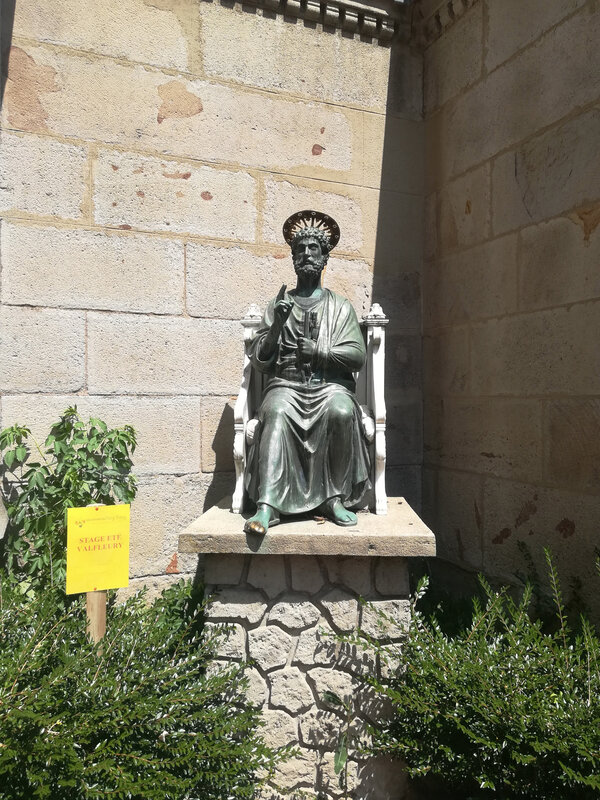 Saint-Pierre, à l'extérieur de l'église