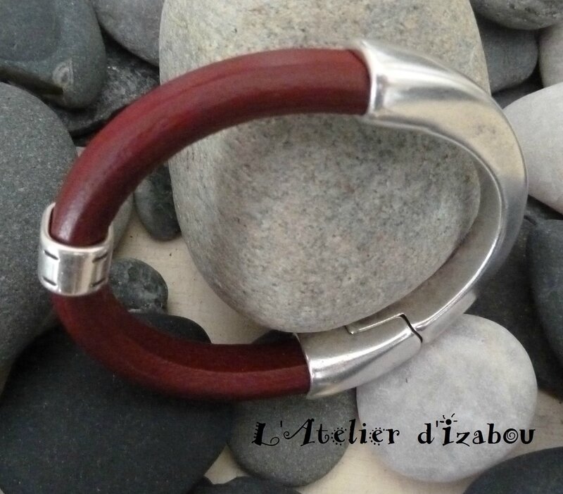 P1100916 Bracelet demi jonc regaliz rouge