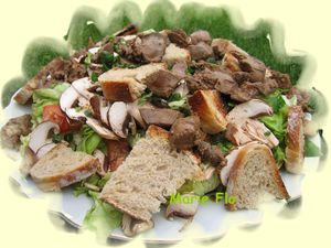 Salade de foies de volailles recettes entrees Terrine aux foies de volailles confits & noisettes grillées