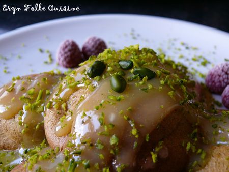 domes_pistache_framboise_sauce_citron3