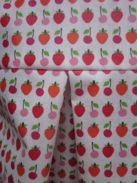 Ciré AGLAE en coton enduit blanc imprimé fraises et cerises fermé par 2 pression dissimulés sous 2 boutons recouverts (1)
