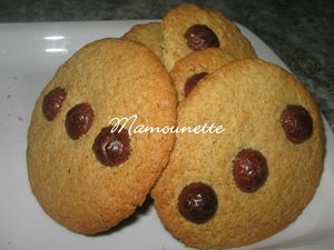 Gros_cookies_aux_boules_kitkat_et___la_farine_T110_012