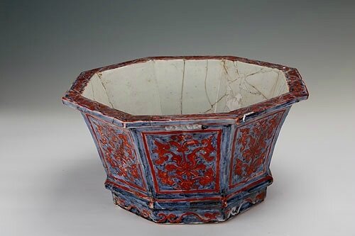 Blue-and-white octagonal flower pot with red-glazed decorations, Xuande period(1426-1435)
