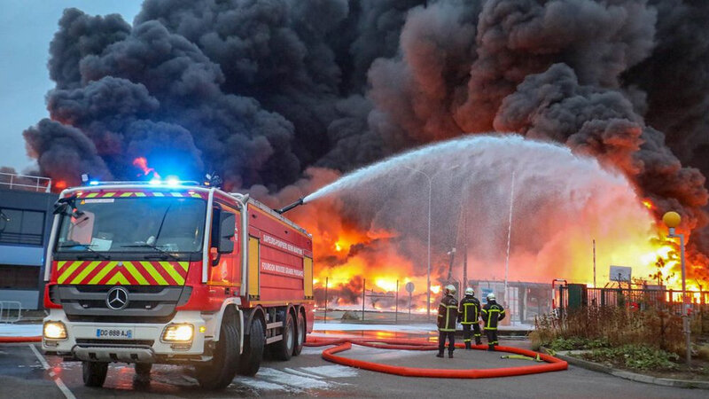 photo-du-sdis-de-l-incendie-de-l-usine-lubrizol-a-petit-quevilly-seine-maritime-le-26-septembre-2019_6216212