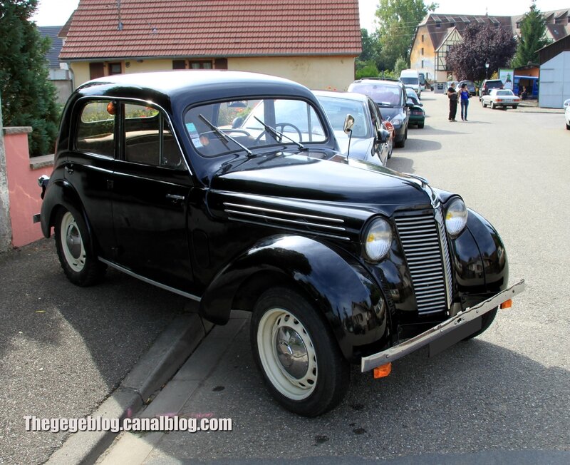 Renault juvaquatre berline 4 portes (1939-1951)(32ème Bourse d'échanges de Lipsheim) 01