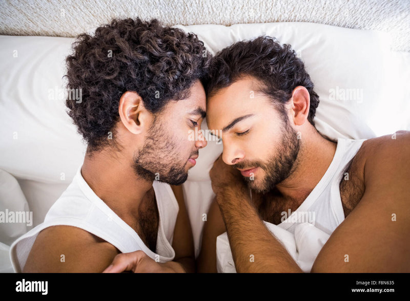 couple-gay-dormir-ensemble-on-bed-f8n635