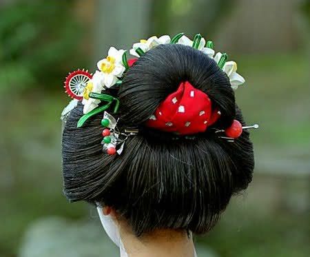 coiffure typique des maiko dite pêche fendue