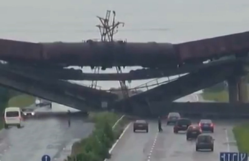 Blown_up_railway_bridge_in_Donbass