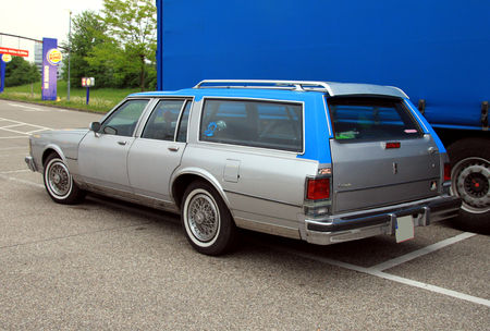 Oldsmobile_custom_cruiser_wagon_de_1986__Rencard_burger_king_mai_2010__02