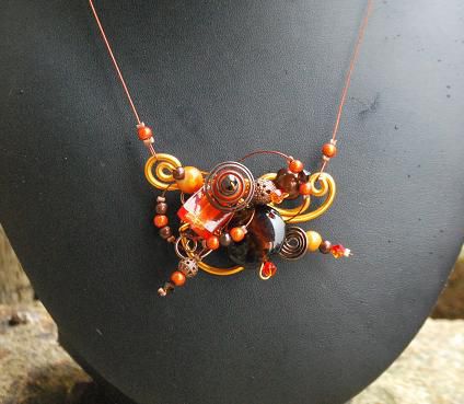 collier_sur_fils_orange_et_marron_18_euros