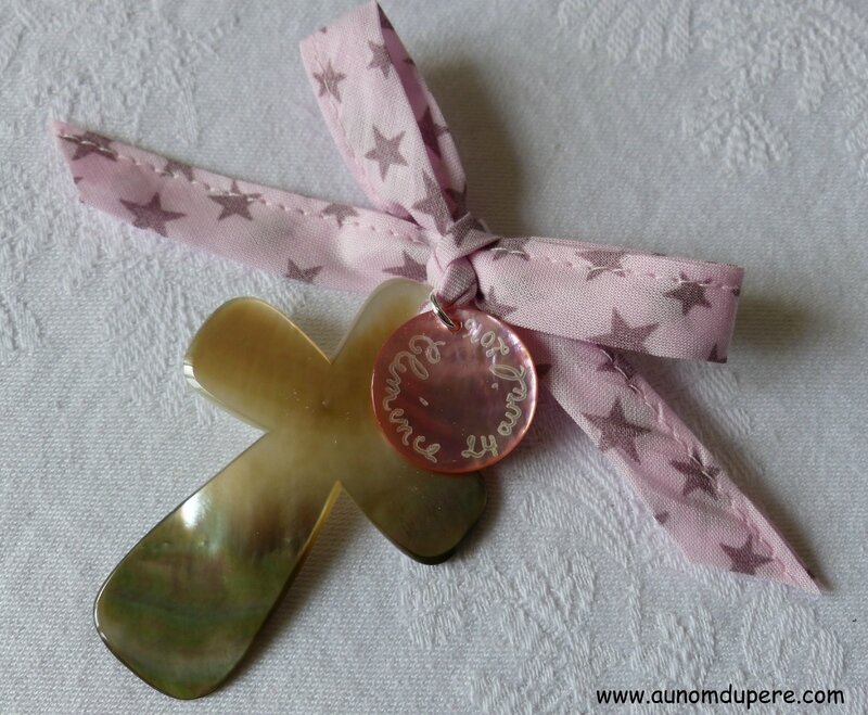 Croix en nacre sur ruban fond rose étoiles tourterelle, médaille en nacre rose gravée - 32 €