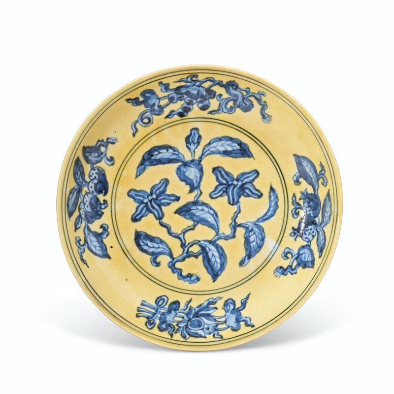 A yellow-ground blue and white 'gardenia' dish, Zhengde six-character mark in underglaze blue within a double circle and of the period (1506-1521)