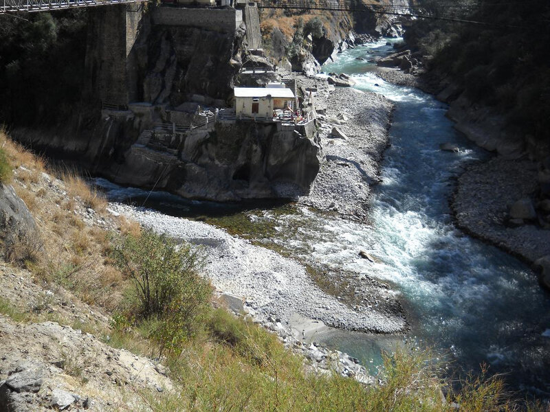 Confluence of the Dhauliganga (right) with the Alaknanda (left) at Vishnuprayag (auteur author Fowler&fowler 1er février 2011)