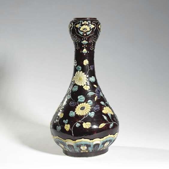 A large 'Fahua'-type garlic-head mouth vase, Ming-Qing dynasty
