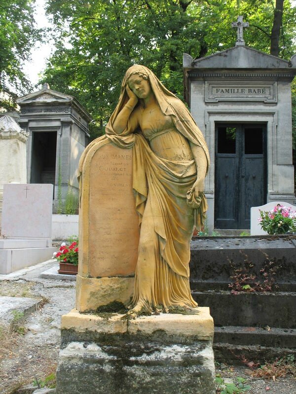 Paris, cimetière Père Lachaise, vierge jaune