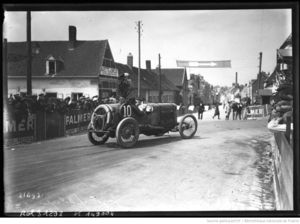 Guyot_sur_Delage__dans_la_traverse_e_d_une_localite______photographie_de_presse_____Agence_Rol__2