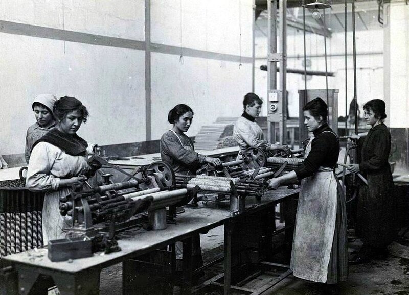 Fabrication de masques à gaz chez Michelin 1915
