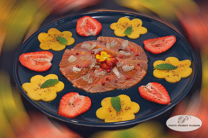 CARPACCIO_DE_SAUMON_fume_fraises_et_mangue