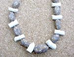 collier gris perles et bois by Nathou