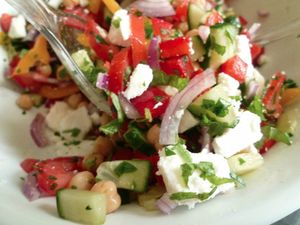 salade Grecque aux pois chiches, féta, tomates et poivrons 2