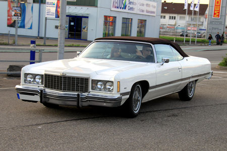 Chevrolet_caprice_classic_convertible_de_1974__Rencard_du_Burger_King_avril_2011__01