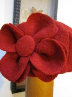 Chaperau AGATHE en laine bouillie rouge avec fleur - doublure de coton beige à pois rouge (4)