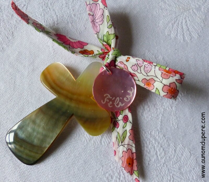 Croix en nacre sur ruban Liberty d'Anjo rose, médaille en nacre rose clair gravée - 32 €
