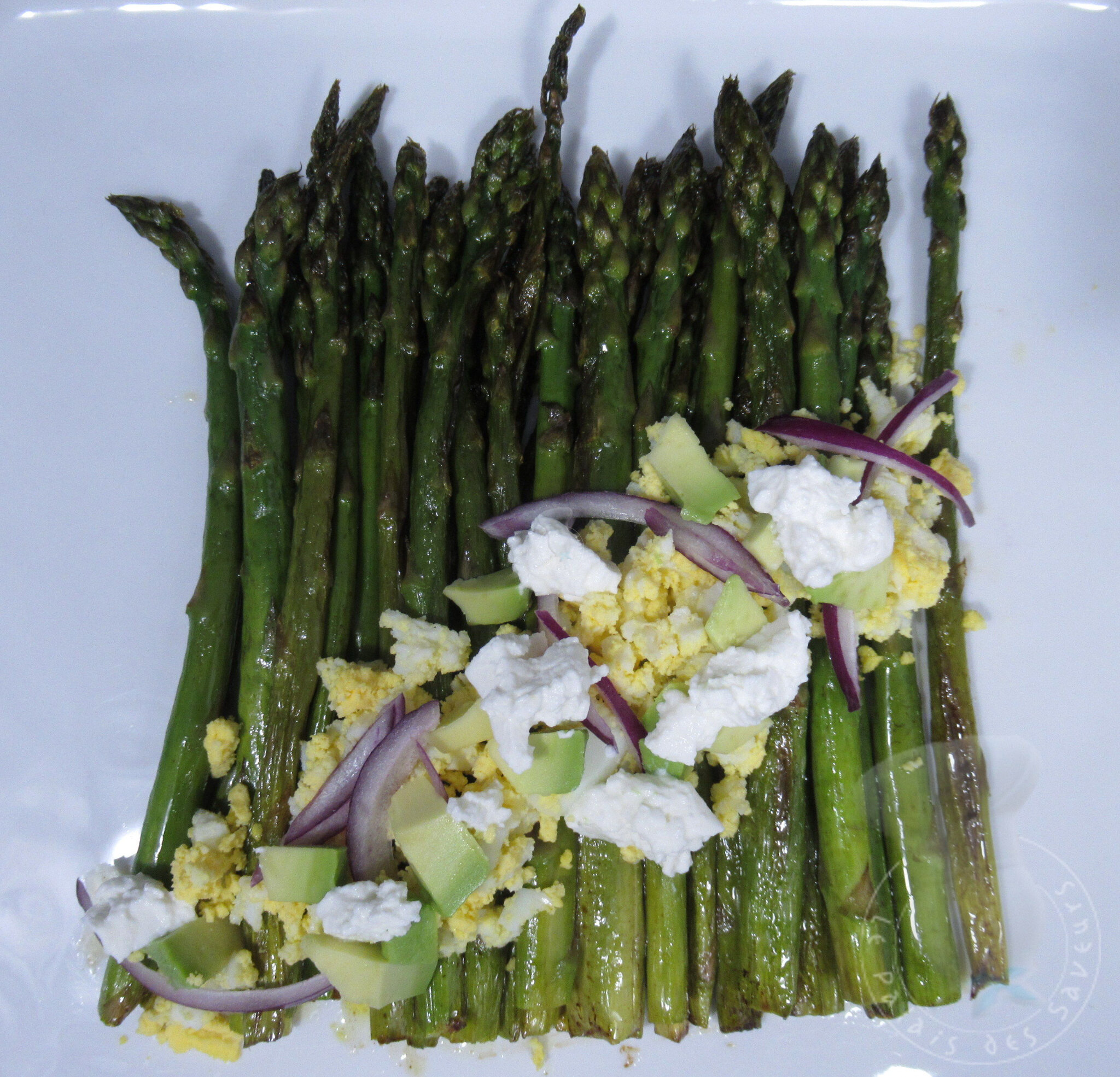 Asperges rôties, avocat et chèvre frais