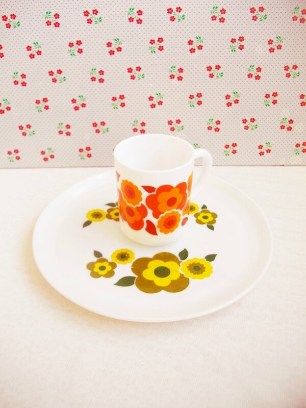 tasse-assiette-vintage-fleurs-orange-vert-emmaüs-jaune-seventies-années-70