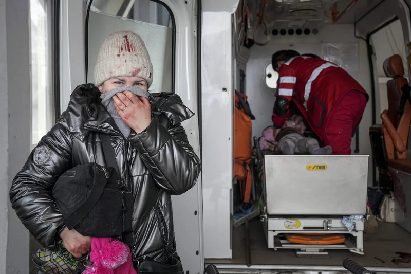 Mariupol, Ukraine A woman reacts as paramedics perform CPR on a girl who was injured during shelling, at the city hospital in Mariupol