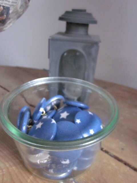 Boutons recouverts demi-bombés 32 mm en coton enduit bleu imprimé ETOILES (3)
