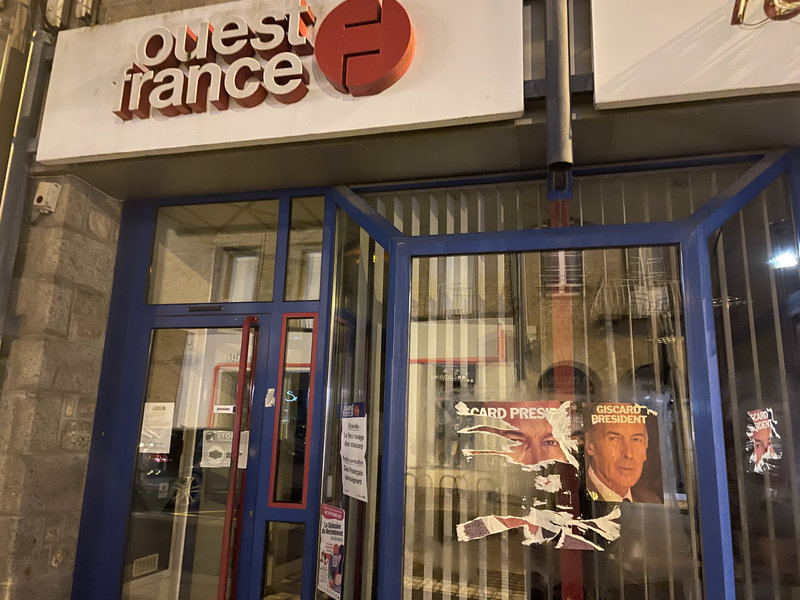 Président_Giscard_VGE_affiche_Avranches_rue Constitution_Ouest France_13 mars_2022