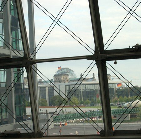 Au loin, le Reichstag