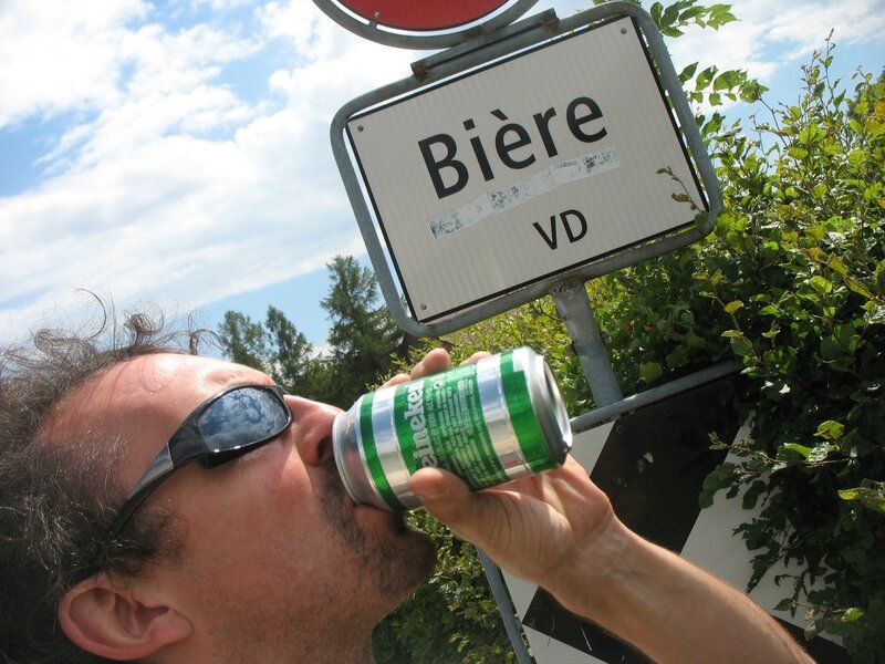 Jénorme boit une bière à Bière (Suisse)