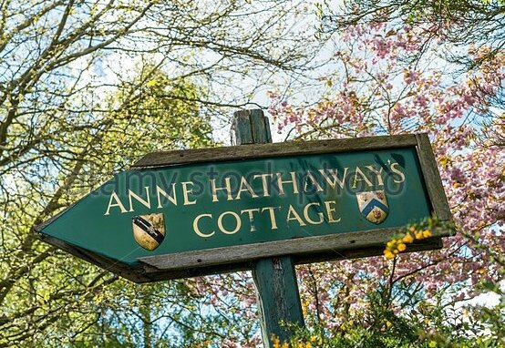 anne-hathaways-cottage-and-gardens-in-stratford-upon-avon-was-the-ew87p5