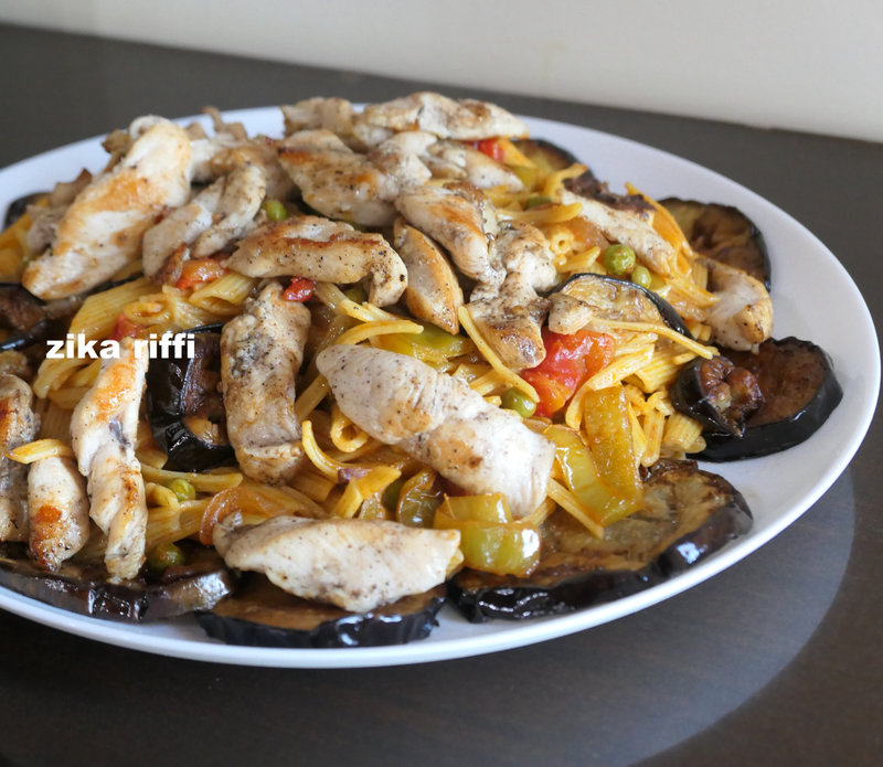 pennes braisées- plat de pâtes aux aiguillettes de poulet doré aux aubergines - champignons et crevettes-0