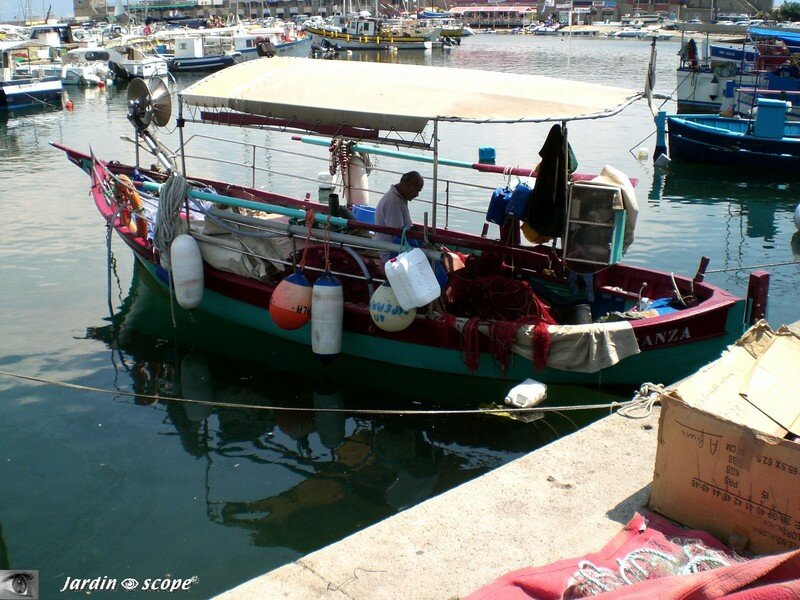 Ajaccio - Pêcheur dans sa barque