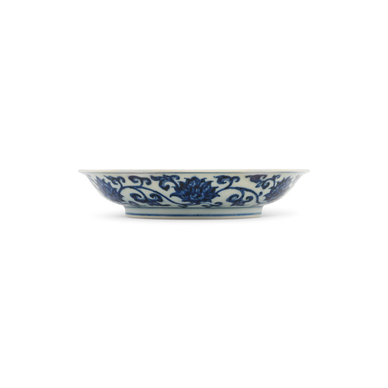 2023_HGK_23051_3101_002(a_rare_small_blue_and_white_8216lotus8217_dish_xuande_six-character_ma055352)