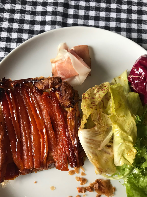 tatin de carottes, chèvre frais, noix