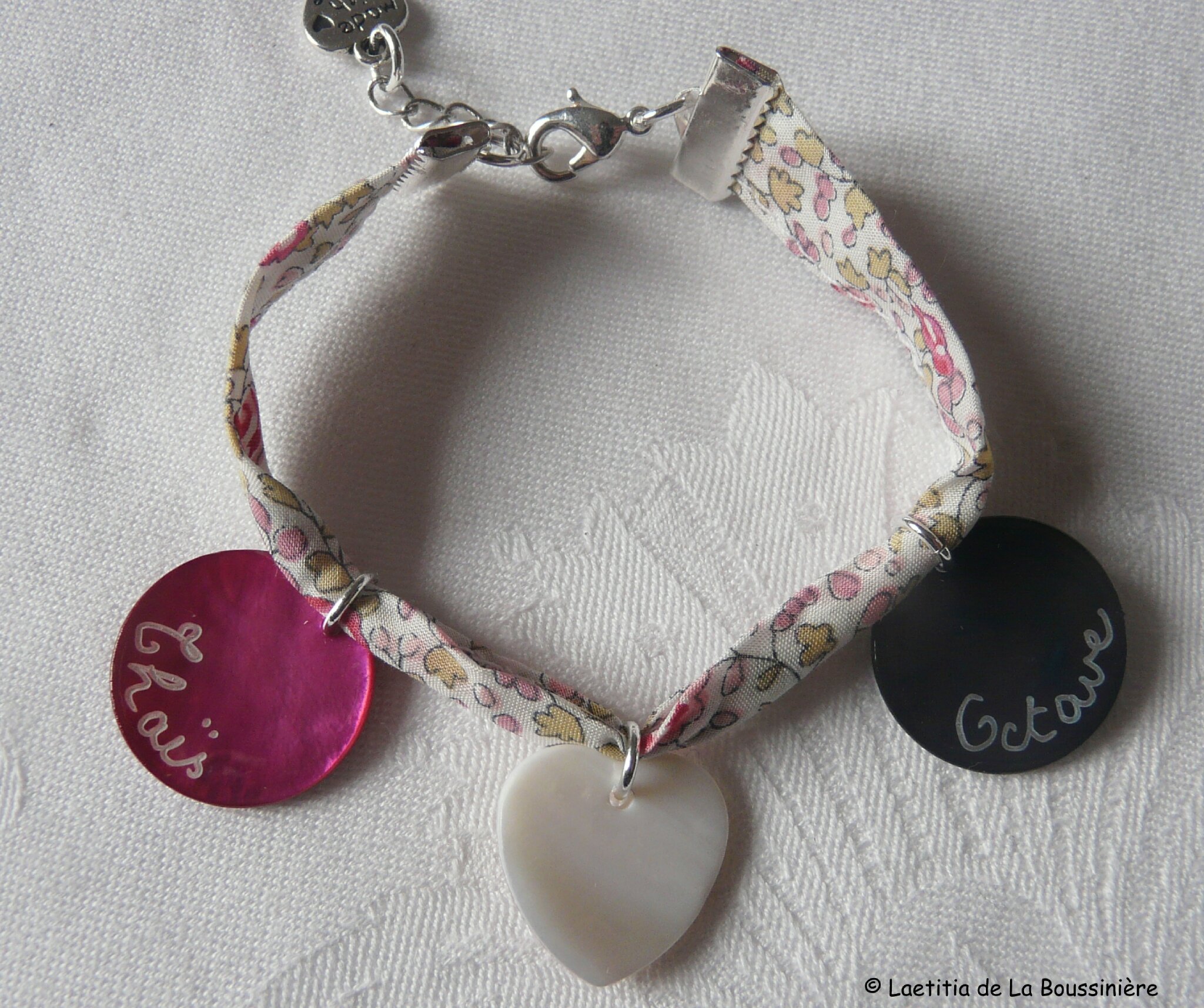 Bracelet personnalisé simple tour 2 médailles en nacre et un coeur en nacre