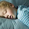 Doit-on réveiller un enfant qui fait de grosses <b>siestes</b> ?