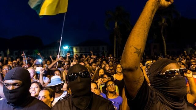 des-membres-des-500-freres-contre-la-delinquance-devant-la-prefecture-de-cayenne-en-guyane-le-3-avril-2017_5855267