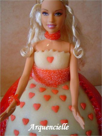 Gâteau 3D princesse coeurs rouge et blanc détail