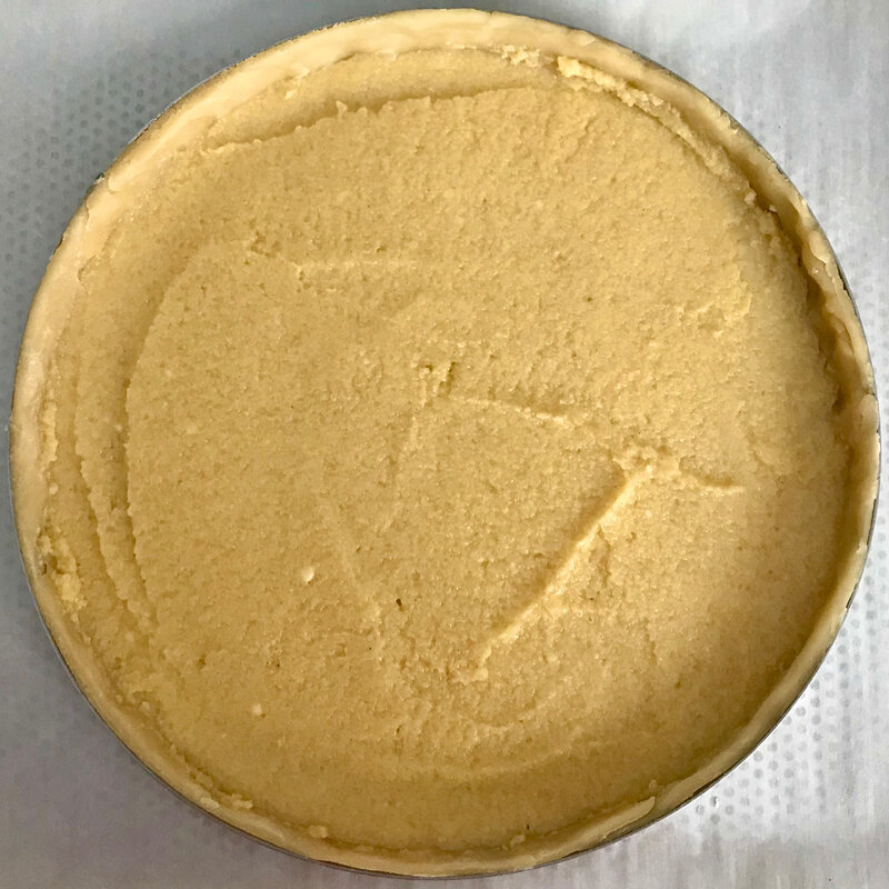 tarte à la rhubarbe macaronnée : étaler une fine couche de crème frangipane