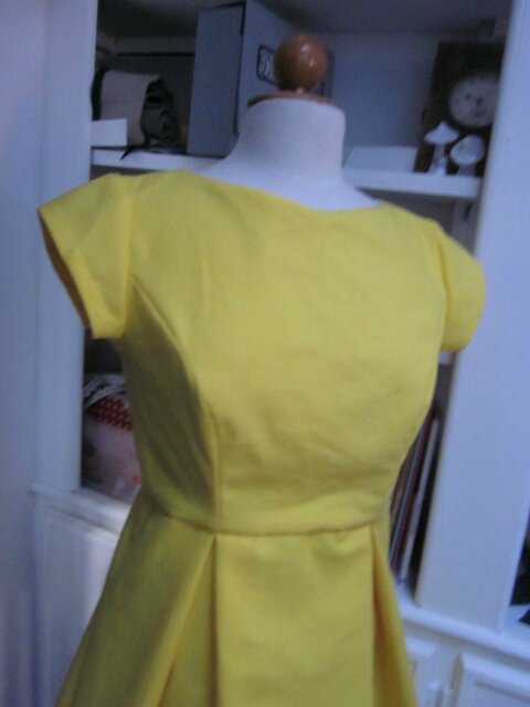 Robe YVETTE en toile de coton jaune poussin - Petites manches très courtes - Decolleté rond dans le dos fermé par un noeud de ruban noir - Fermeture visible noire (4)