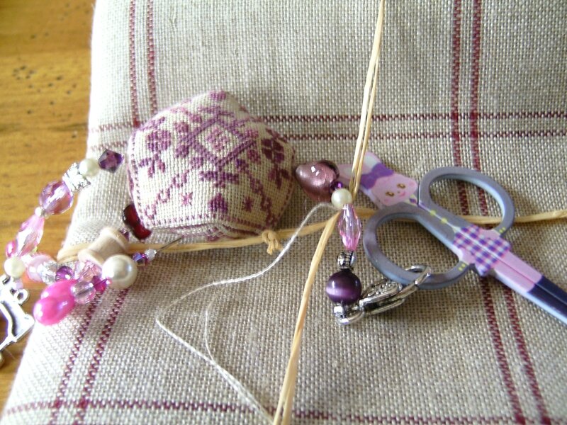 biscornu ciseau et tissu