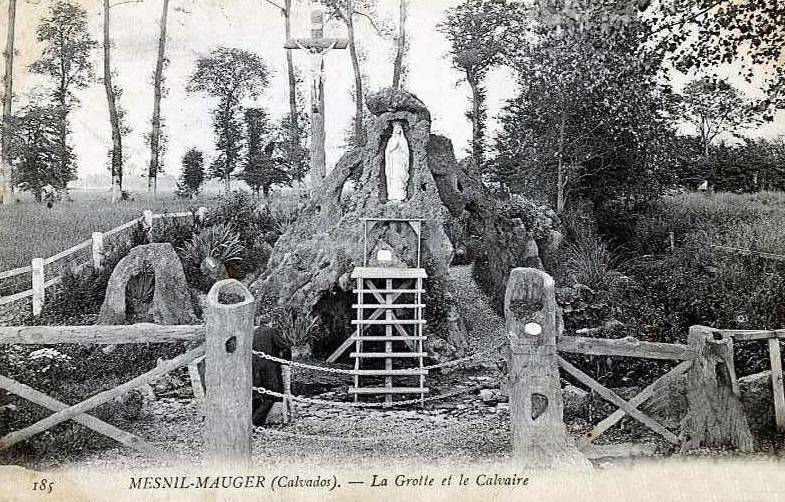 Le Mesnil-Mauger - La grotte et le calvaire